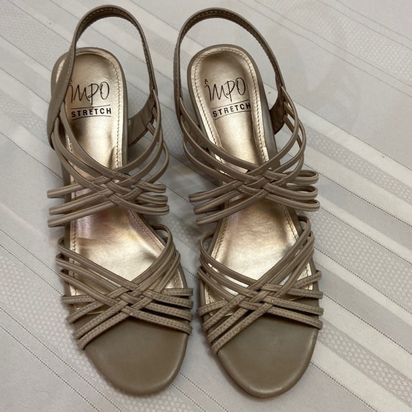 Grey Womens Stretch Low Heeled Sandals - EUC size 8.5 - Picture 1 of 10